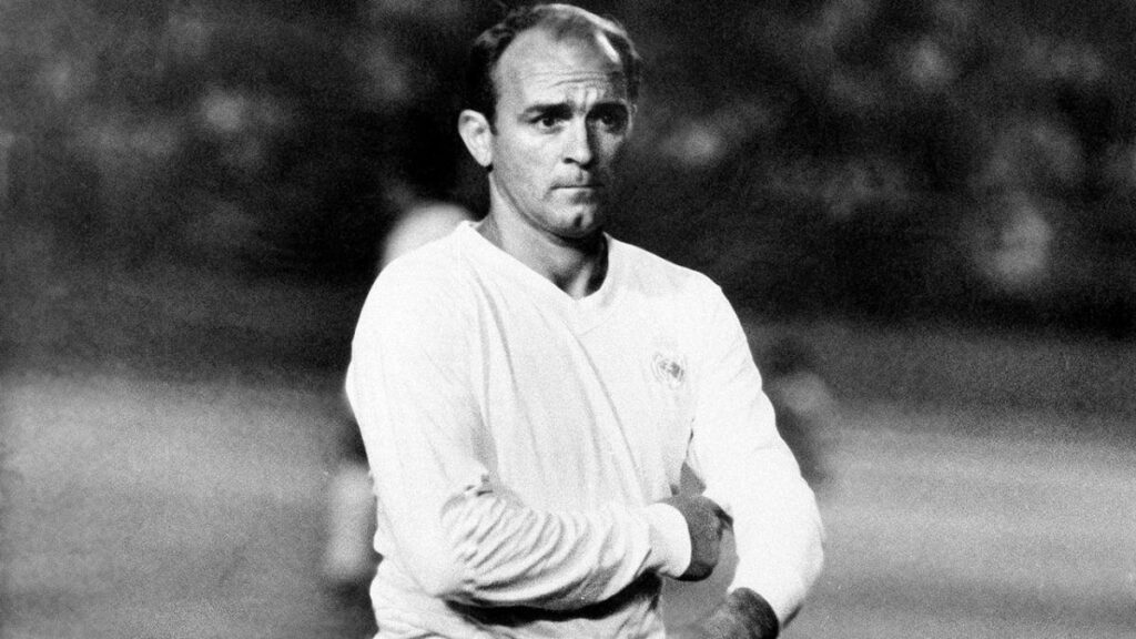 Di Stefano được tạp chí France Football trao tặng 2 giải thưởng Quả bóng vàng